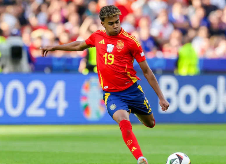 梅西与亚马尔：跨越时代的对决，理性审视下的足球思考