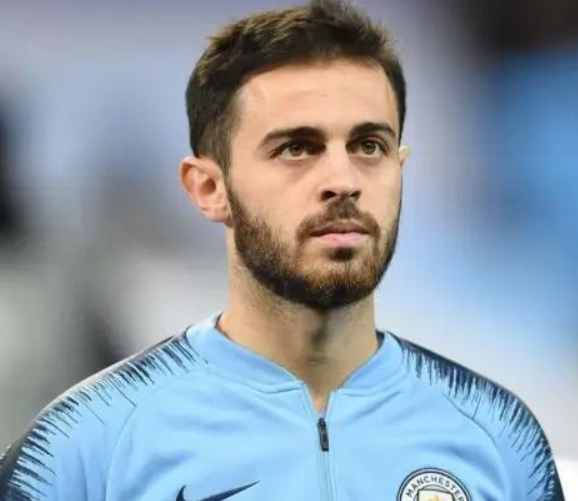 曼城欧冠出局后瓜帅留任存疑，球队潜力与团结成关键